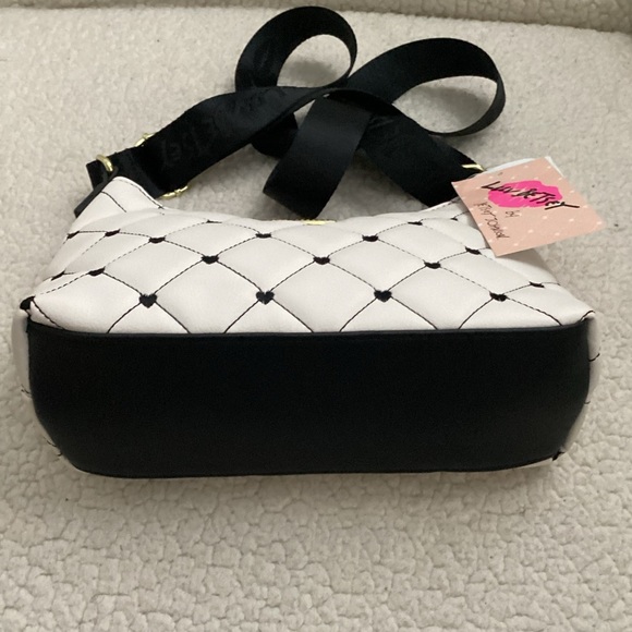 Betsey Johnson, White/Black LBLOLA Crossbody, NWT - Picture 4 of 9